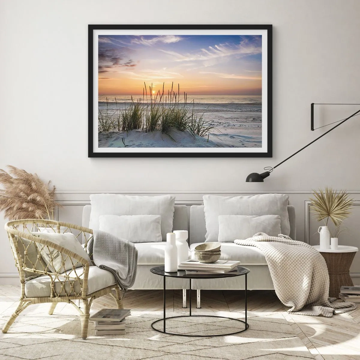 Poster in einem schwarzem Rahmen - Ein Sandstrand bei Sonnenuntergang mit Gras im Hintergrund - 70x50cm - Schau, denk, fühl - Moderne Wanddekoration für Wohnzimmer und Schlafzimmer ARTTOR
