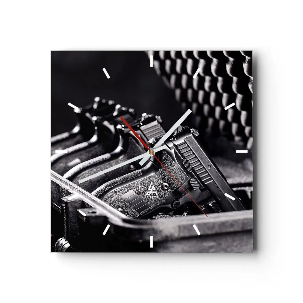 Wanduhr - Glasuhr - Ein Schwarzweißbild eines Stapels Waffen in einem Koffer. - 30x30cm - Männersport - Moderne Wanddekoration für Wohnzimmer und Schlafzimmer ARTTOR