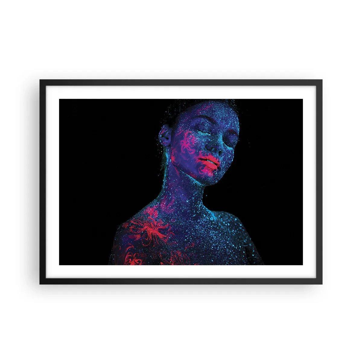 Poster in einem schwarzem Rahmen - Porträt einer Frau in Neonfarben auf schwarzem Hintergrund - 70x50cm - Im Sternenstaub - Moderne Wanddekoration für Wohnzimmer und Schlafzimmer ARTTOR