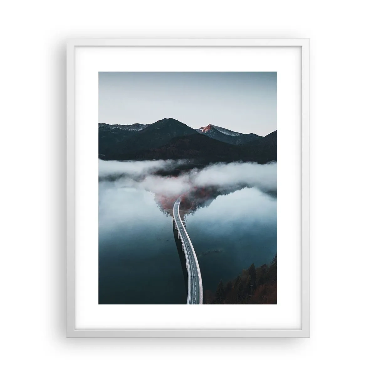 Poster in einem weißen Rahmen - Über Wasser so glatt wie ein Spiegel - 40x50 cm