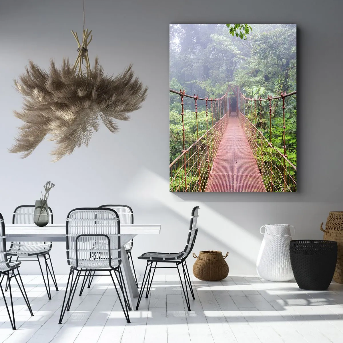 Bild auf Leinwand - Leinwandbild - Eine Hängebrücke in einem tropischen Dschungel, umgeben von Nebel - 70x100cm - Über den Kronen aufgehängt - Moderne Wanddekoration für Wohnzimmer und Schlafzimmer ARTTOR