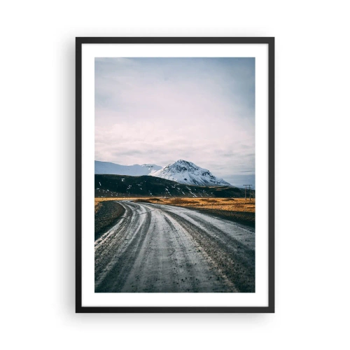 Poster in einem schwarzem Rahmen - Eine Straße, die zu den schneebedeckten Bergen führt - 50x70cm - Im isländischen Flair - Moderne Wanddekoration für Wohnzimmer und Schlafzimmer ARTTOR