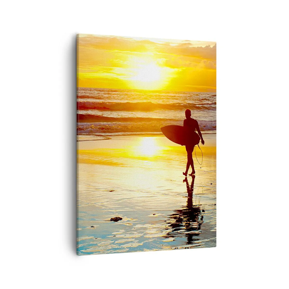 Bild auf Leinwand - Leinwandbild - Ein Surfer geht bei Sonnenuntergang mit einem Brett in der Hand am Strand spazieren. - 50x70cm - Die Rückkehr des Kriegers - Moderne Wanddekoration für Wohnzimmer und Schlafzimmer ARTTOR