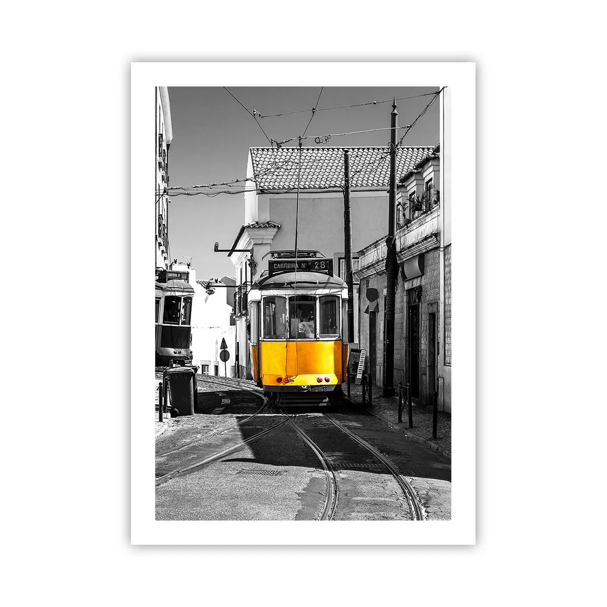 Poster - Eine gelbe Straßenbahn auf den Straßen der Stadt in einer schwarz-weißen Umgebung - 50x70cm - Der Geist von Lissabon - Moderne Wanddekoration für Wohnzimmer und Schlafzimmer ARTTOR