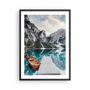 Poster in einem schwarzem Rahmen - Ein Bergsee mit Holzbooten und einem Steg - 50x70cm - Wir zeigen Ihnen Schönheit - Moderne Wanddekoration für Wohnzimmer und Schlafzimmer ARTTOR