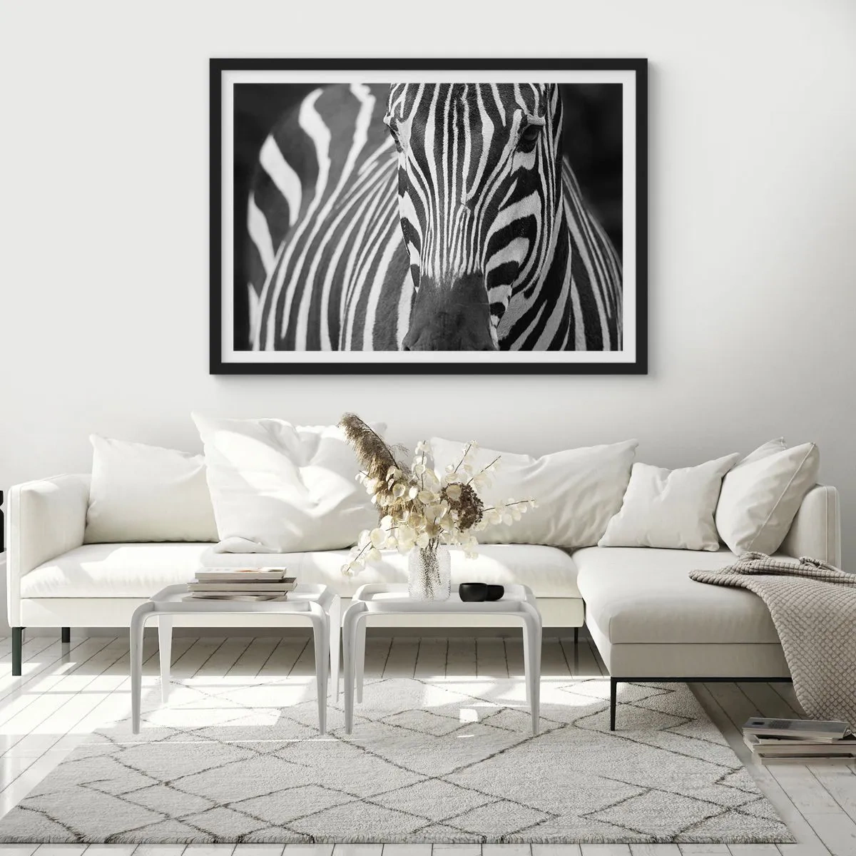 Poster in einem schwarzem Rahmen - Eine Schwarz-Weiß-Nahaufnahme eines Zebras mit seinen charakteristischen Streifen. - 70x50cm - Die Welt ist schwarz und weiß - Moderne Wanddekoration für Wohnzimmer und Schlafzimmer ARTTOR