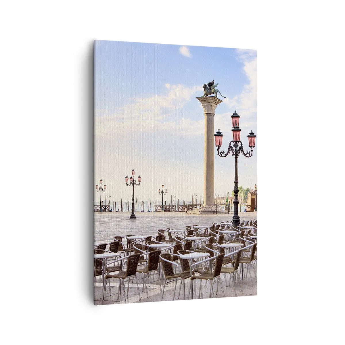 Bild auf Leinwand - Leinwandbild - Venedig, Blick auf den Platz mit Säulen und Cafétischen - 70x100cm - Wir laden Sie ein, alles ist bereit - Moderne Wanddekoration für Wohnzimmer und Schlafzimmer ARTTOR