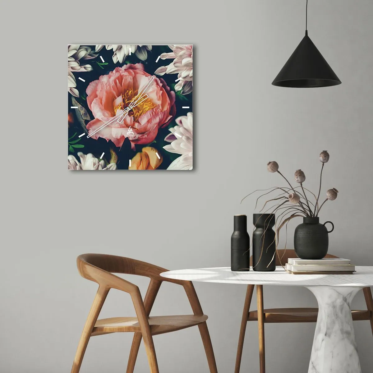 Wanduhr - Glasuhr - Blumenarrangement mit Pfingstrosen und Chrysanthemen auf dunklem Hintergrund - 30x30cm - Mit barocker Pracht - Moderne Wanddekoration für Wohnzimmer und Schlafzimmer ARTTOR