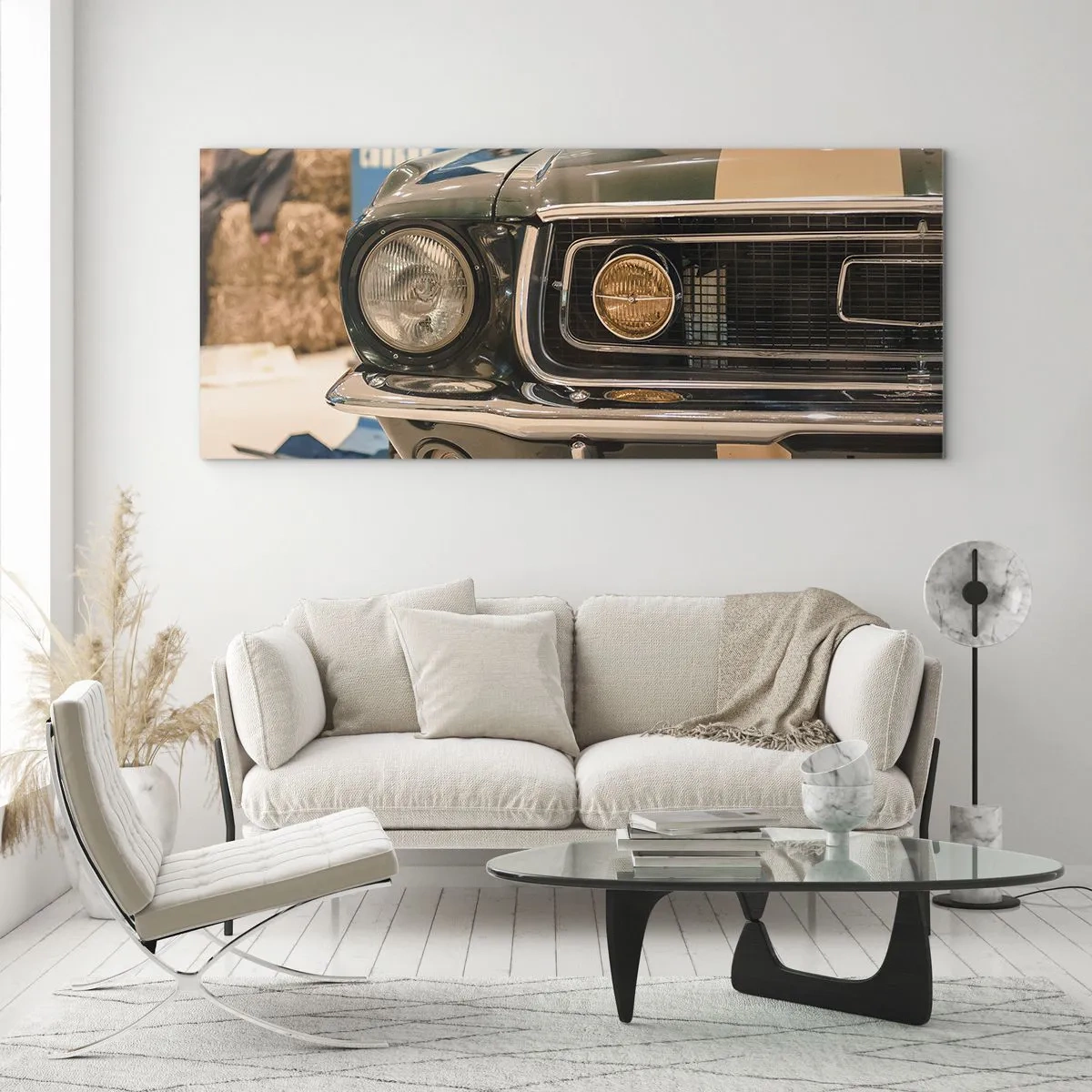 Glasbild - Bild auf glas - Ein kultiges Retro-Auto in klassischer Umgebung - 140x50cm - Treffen mit einer Legende - Moderne Wanddekoration für Wohnzimmer und Schlafzimmer ARTTOR
