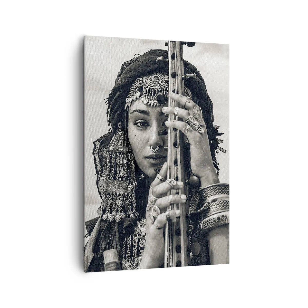 Bild auf Leinwand - Leinwandbild - Porträt einer Frau mit ethnischem Schmuck, die ein Instrument in der Hand hält - 70x100cm - Die Musik des Orients selbst - Moderne Wanddekoration für Wohnzimmer und Schlafzimmer ARTTOR