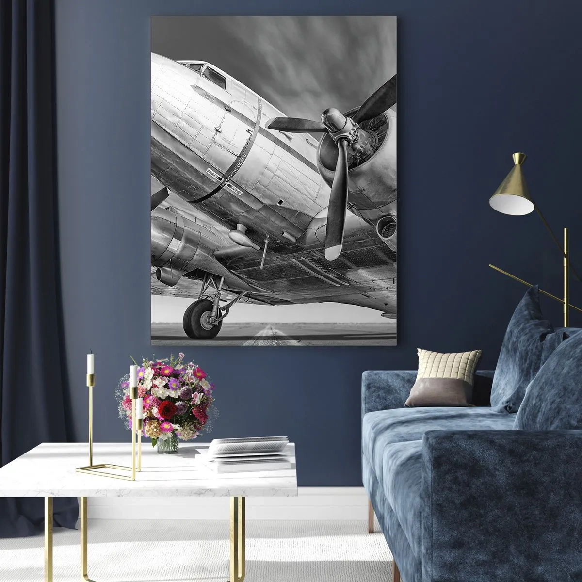 Glasbild - Bild auf glas - Ein Schwarzweißbild eines klassischen Flugzeugs mit sichtbaren Strukturdetails. - 80x120cm - Immer flugbereit - Moderne Wanddekoration für Wohnzimmer und Schlafzimmer ARTTOR