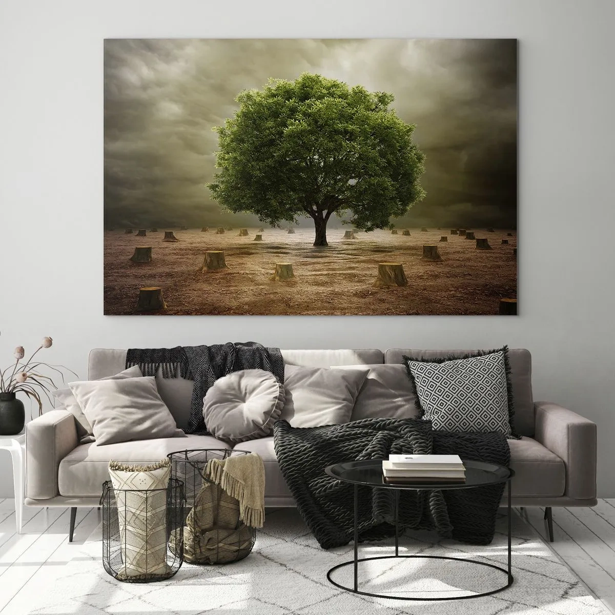 Glasbild - Bild auf glas - Ein grüner Baum, umgeben von Stämmen vor einem düsteren Himmel - 120x80cm - Alle Hoffnung - Moderne Wanddekoration für Wohnzimmer und Schlafzimmer ARTTOR