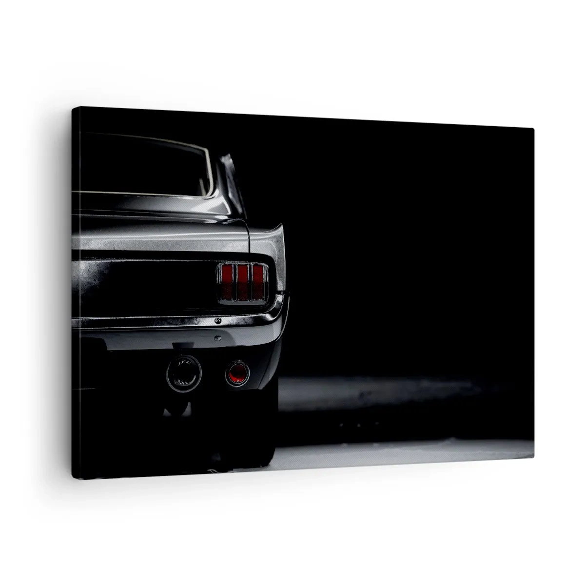 Bild auf Leinwand - Leinwandbild - Ein Schwarzweißbild des Hecks eines Oldtimers vor dunklem Hintergrund. - 70x50cm - Charme des Klassikers - Moderne Wanddekoration für Wohnzimmer und Schlafzimmer ARTTOR