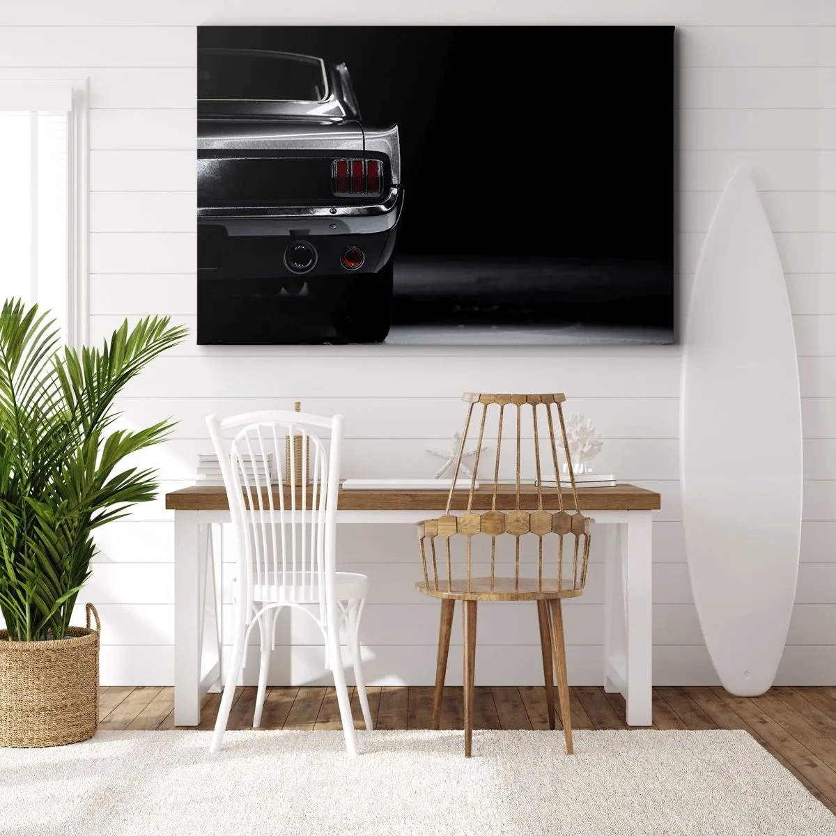 Bild auf Leinwand - Leinwandbild - Ein Schwarzweißbild des Hecks eines Oldtimers vor dunklem Hintergrund. - 70x50cm - Charme des Klassikers - Moderne Wanddekoration für Wohnzimmer und Schlafzimmer ARTTOR