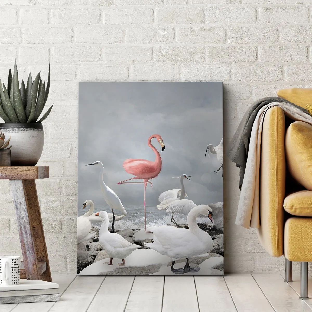 Bild auf Leinwand - Leinwandbild - Ein rosa Flamingo zwischen weißen Schwänen vor der Kulisse eines Sees - 50x70cm - Wie kam ich hier hin? - Moderne Wanddekoration für Wohnzimmer und Schlafzimmer ARTTOR