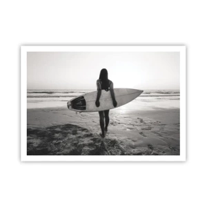 Poster - Frau mit Surfbrett am Strand in Schwarz und Weiß - 100x70cm - Die Tochter der Meereswelle - Moderne Wanddekoration für Wohnzimmer und Schlafzimmer ARTTOR
