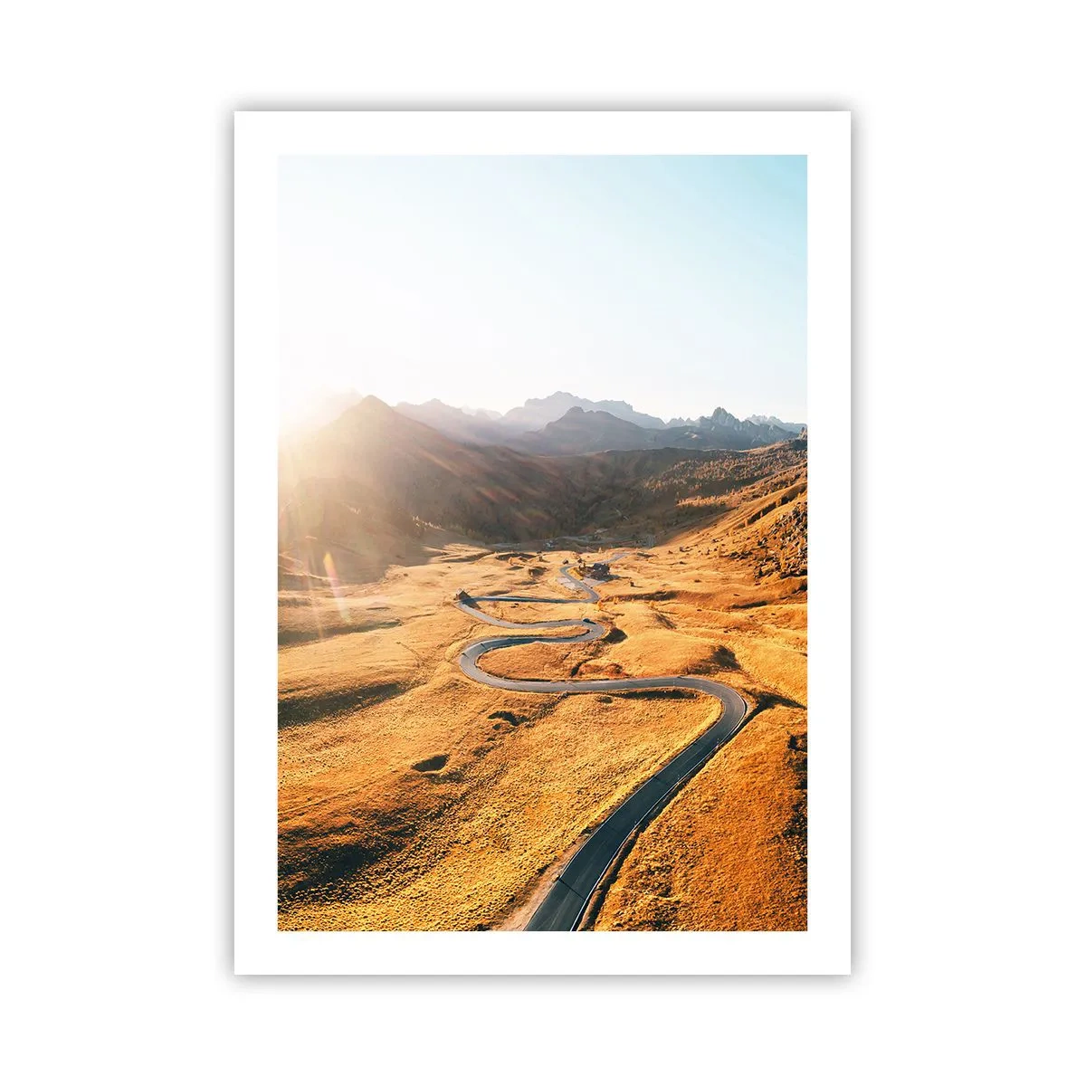 Poster - Eine kurvenreiche Straße durch goldene, von der Sonne beleuchtete Felder - 50x70cm - In einem goldenen Tal - Moderne Wanddekoration für Wohnzimmer und Schlafzimmer ARTTOR