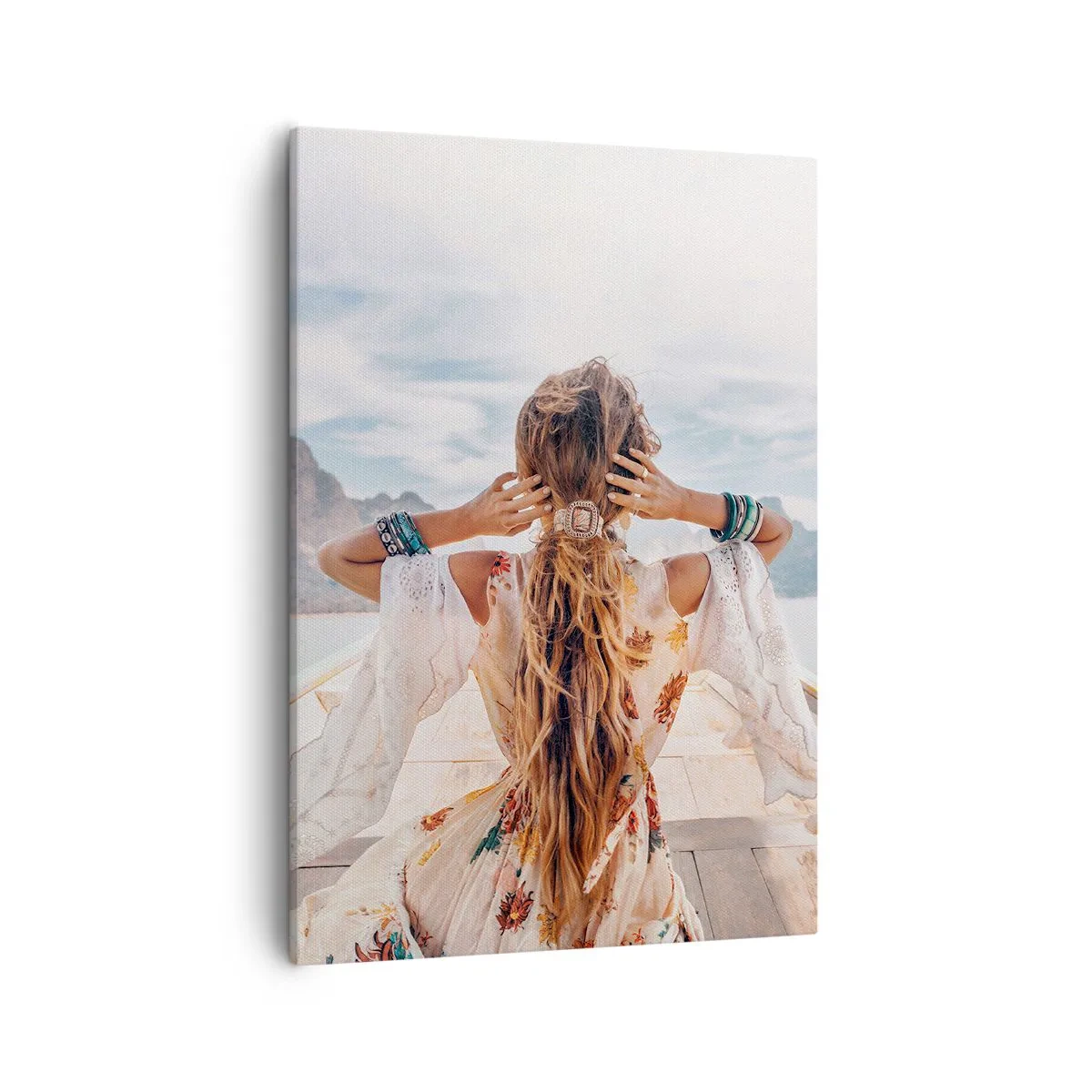 Bild auf Leinwand - Leinwandbild - Frau auf einem Boot mit Blick auf die Berge und das Wasser, Boho-Stil - 50x70cm - Auf dem Weg zum Glück - Moderne Wanddekoration für Wohnzimmer und Schlafzimmer ARTTOR