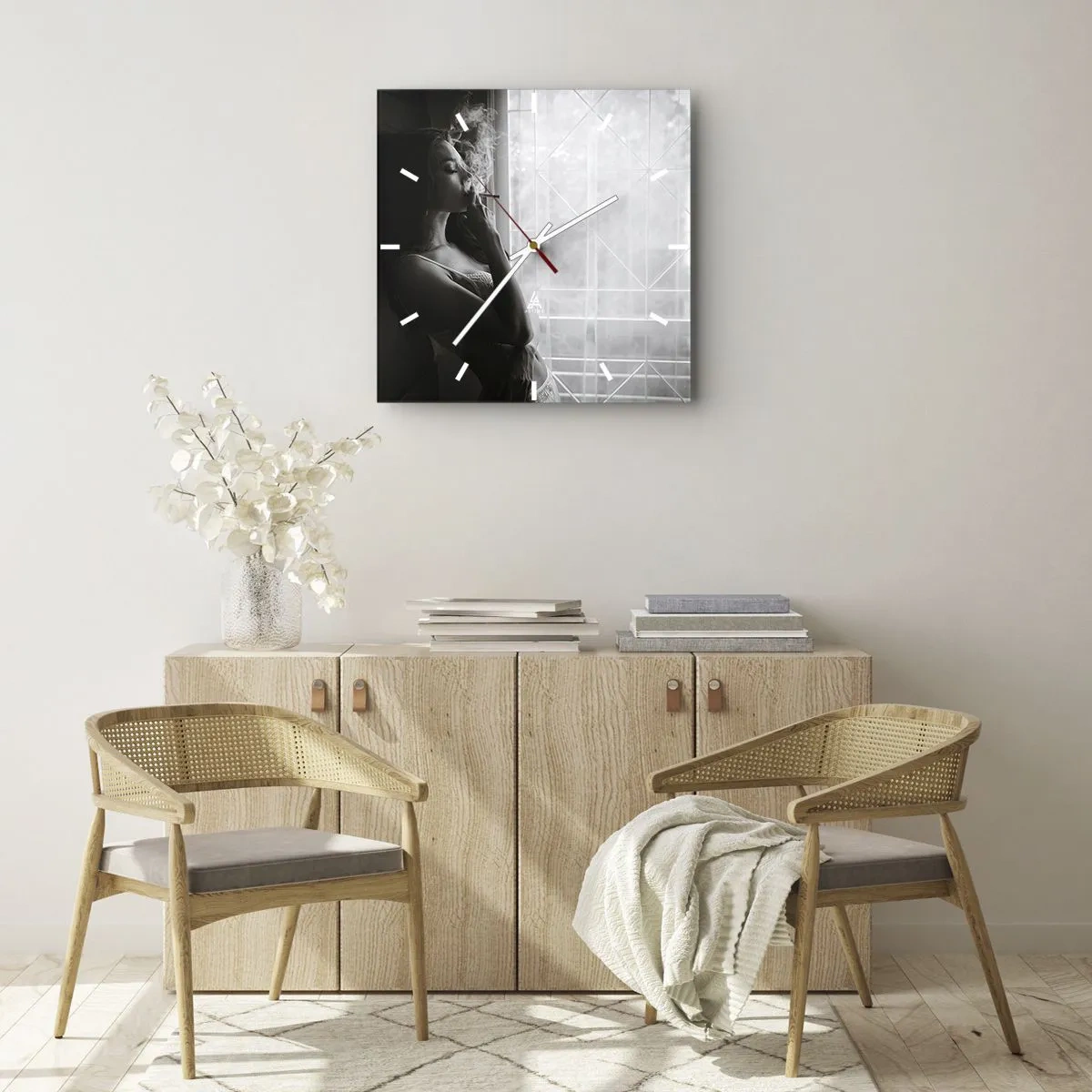 Wanduhr - Glasuhr - Eine Frau in sinnlicher Pose auf einem Schwarzweißfoto - 30x30cm - Sinnlicher Moment - Moderne Wanddekoration für Wohnzimmer und Schlafzimmer ARTTOR