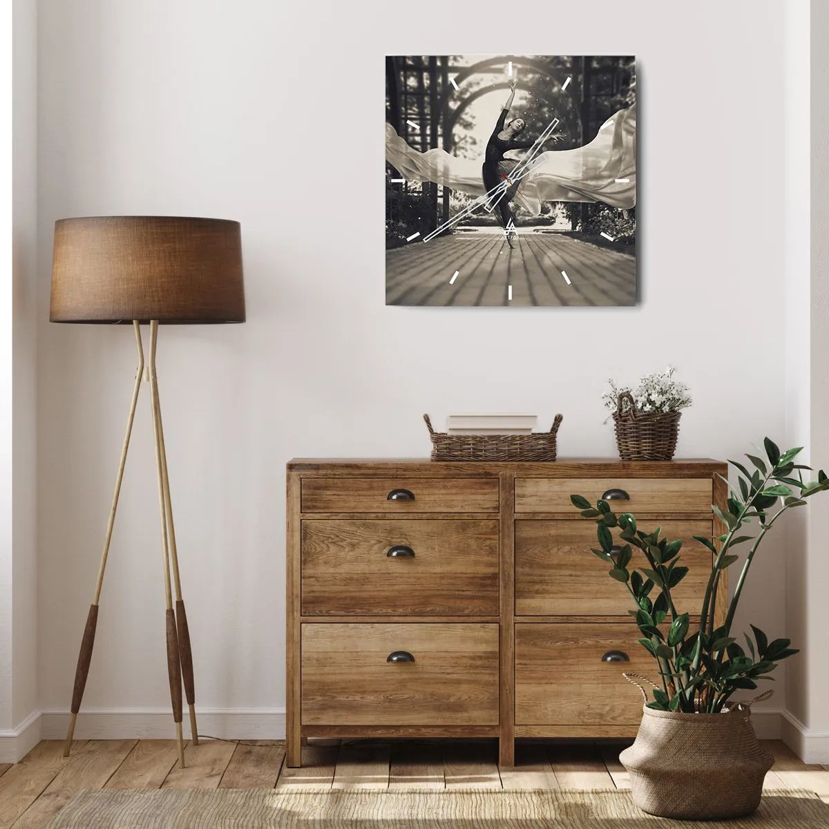 Wanduhr - Glasuhr - Eine Tänzerin in einem wallenden Kleid führt einen Sprung vor einer schwarz-weißen Gartenkulisse aus. - 30x30cm - Der Tanz des Gartengeistes - Moderne Wanddekoration für Wohnzimmer und Schlafzimmer ARTTOR