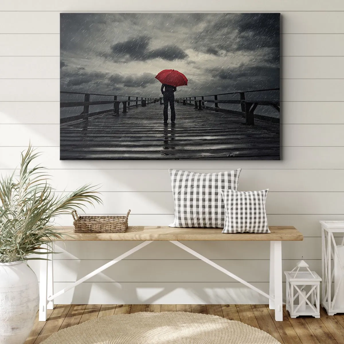 Bild auf Leinwand - Leinwandbild - Eine Person mit einem roten Regenschirm auf einem verregneten Pier - 70x50cm - Es ist egal, dass es regnet - Moderne Wanddekoration für Wohnzimmer und Schlafzimmer ARTTOR