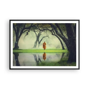 Poster in einem schwarzem Rahmen - Ein Mönch in einer orangefarbenen Robe in einem Wald mit nebligem Hintergrund und Spiegelung im Wasser. - 100x70cm - Auf dem Weg zur Erleuchtung - Moderne Wanddekoration für Wohnzimmer und Schlafzimmer ARTTOR
