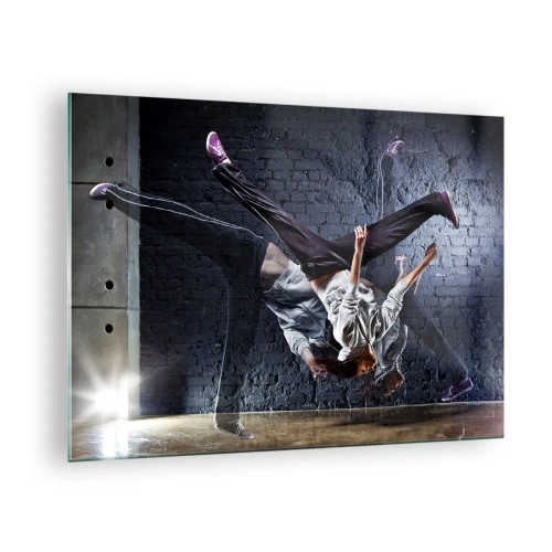 Glasbild - Bild auf glas - Dynamischer Tanz vor der Kulisse einer Industriemauer - 70x50cm - Straßenstar - Moderne Wanddekoration für Wohnzimmer und Schlafzimmer ARTTOR