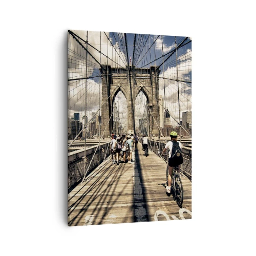 Bild auf Leinwand - Leinwandbild - Brooklyn Bridge mit Blick auf Fußgänger und Radfahrer - 50x70cm - Direkt ins Herz der Stadt - Moderne Wanddekoration für Wohnzimmer und Schlafzimmer ARTTOR