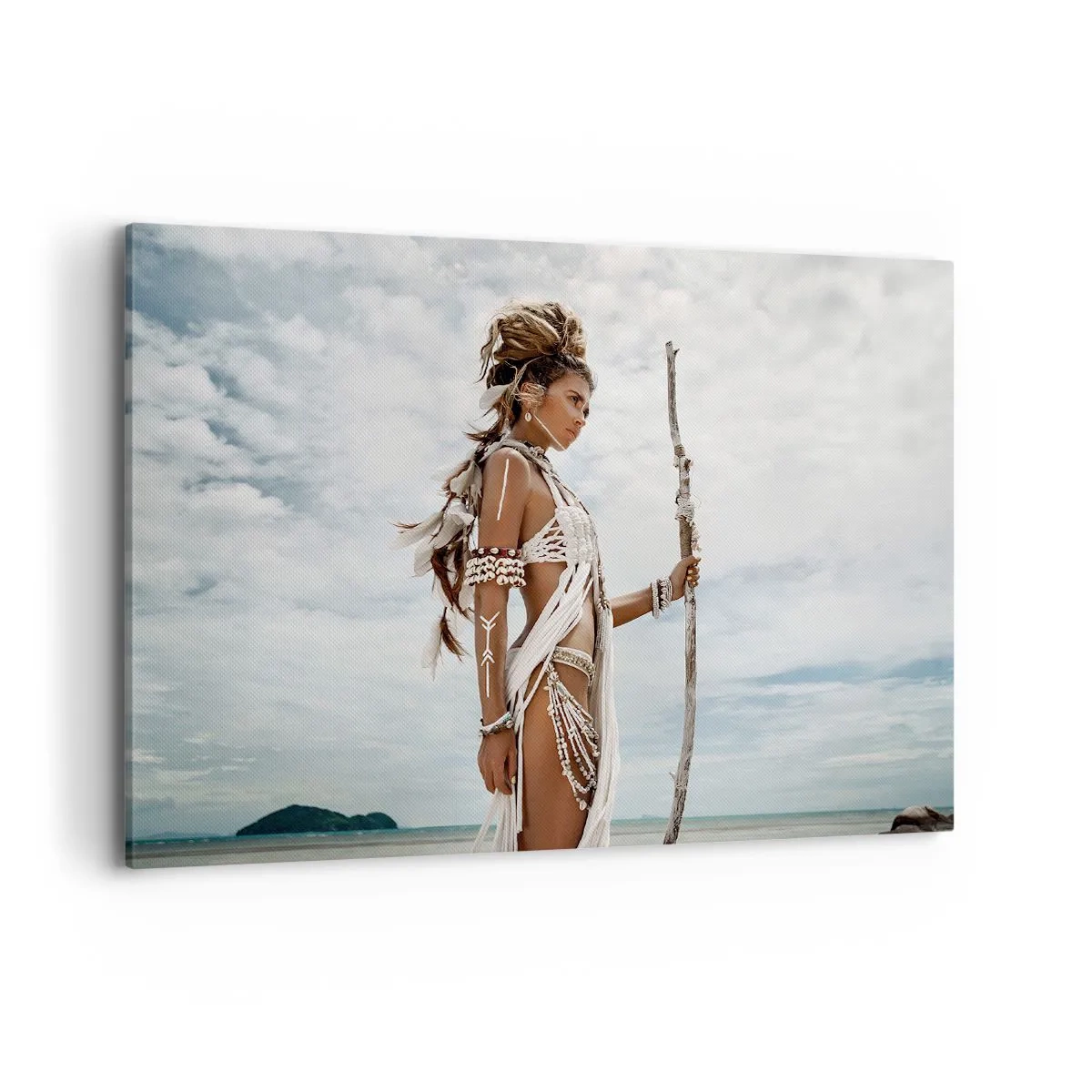 Bild auf Leinwand - Leinwandbild - Stilisierte Frau am Strand mit ethnischen Ornamenten und einem Stock - 100x70cm - Königin der Tropen - Moderne Wanddekoration für Wohnzimmer und Schlafzimmer ARTTOR