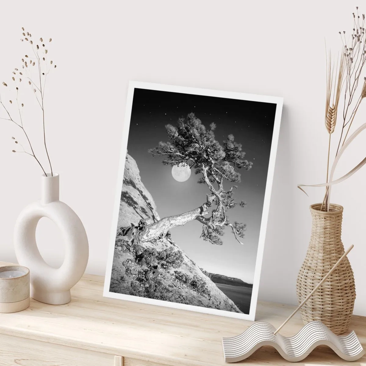 Poster - Ein einsamer Baum auf einem Hügel mit einem Vollmond im Hintergrund, eine Nachtlandschaft - 50x70cm - Siegreiche Kämpferin - Moderne Wanddekoration für Wohnzimmer und Schlafzimmer ARTTOR