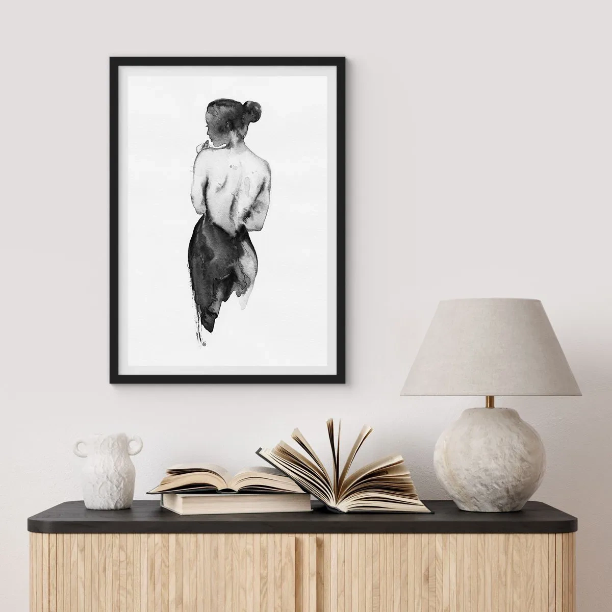 Poster in einem schwarzem Rahmen - Silhouette einer Frau in Aquarell schwarz auf weißem Hintergrund - 50x70cm - Bei ihr verschwindet die Welt - Moderne Wanddekoration für Wohnzimmer und Schlafzimmer ARTTOR