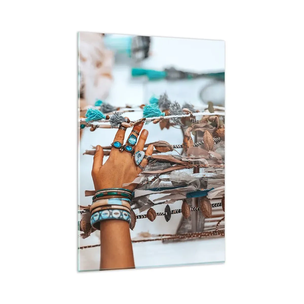 Glasbild - Bild auf glas - Eine mit Boho-Schmuck geschmückte Hand mit Dekorationen im Hintergrund - 80x120cm - Lokale Schätze - Moderne Wanddekoration für Wohnzimmer und Schlafzimmer ARTTOR