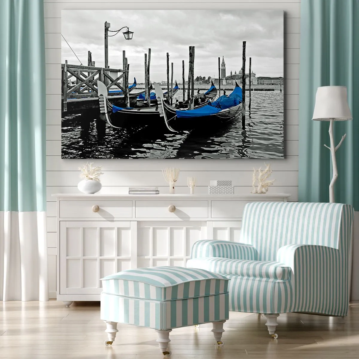 Bild auf Leinwand - Leinwandbild - Gondeln in Venedig mit blauen Abdeckungen - 100x70cm - Nachdenkliches Venedig - Moderne Wanddekoration für Wohnzimmer und Schlafzimmer ARTTOR
