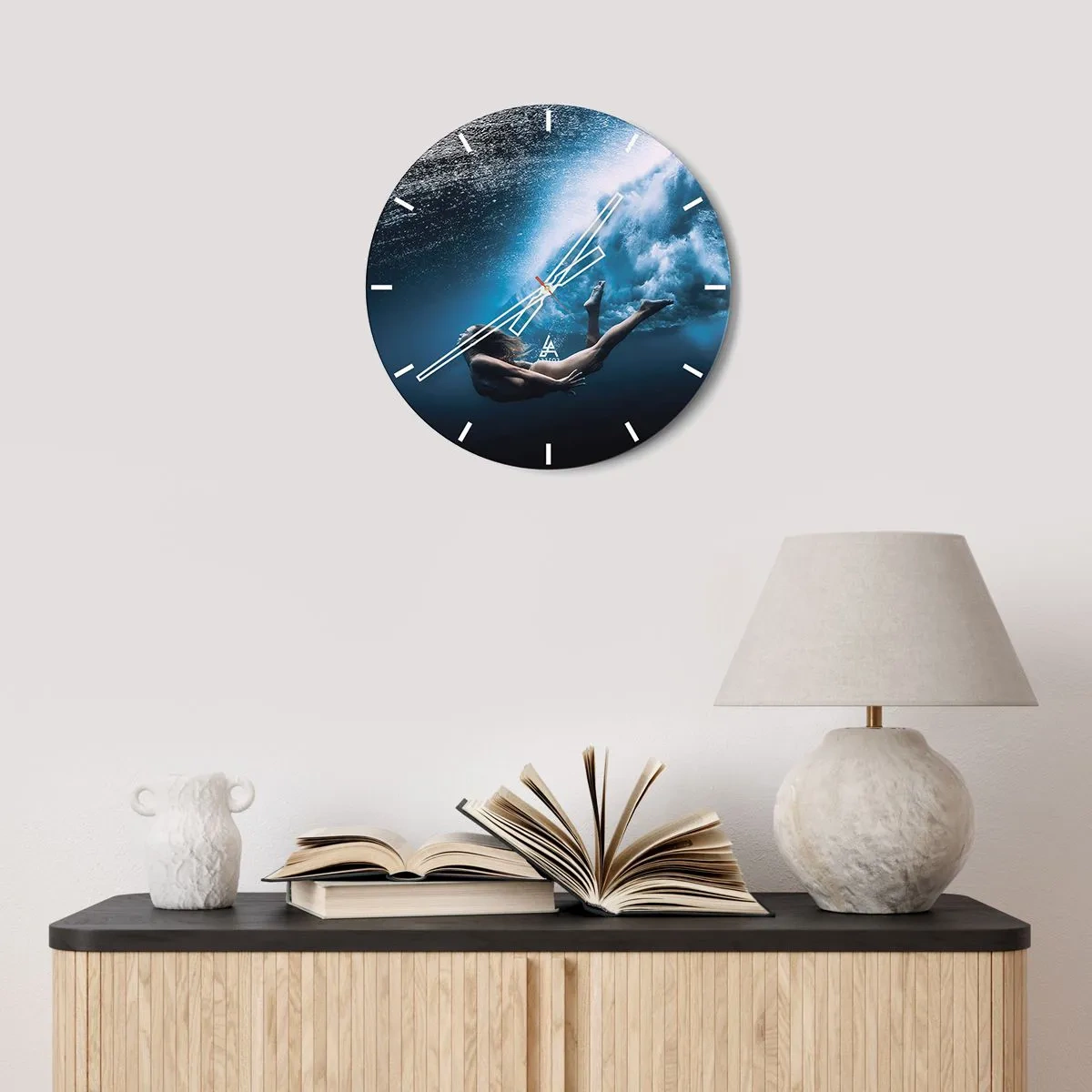 Wanduhr - Glasuhr - Eine Frau unter Wasser in einer dynamischen Aufnahme - 30x30cm - Moderne Meerjungfrau - Moderne Wanddekoration für Wohnzimmer, Küche und Schlafzimmer ARTTOR