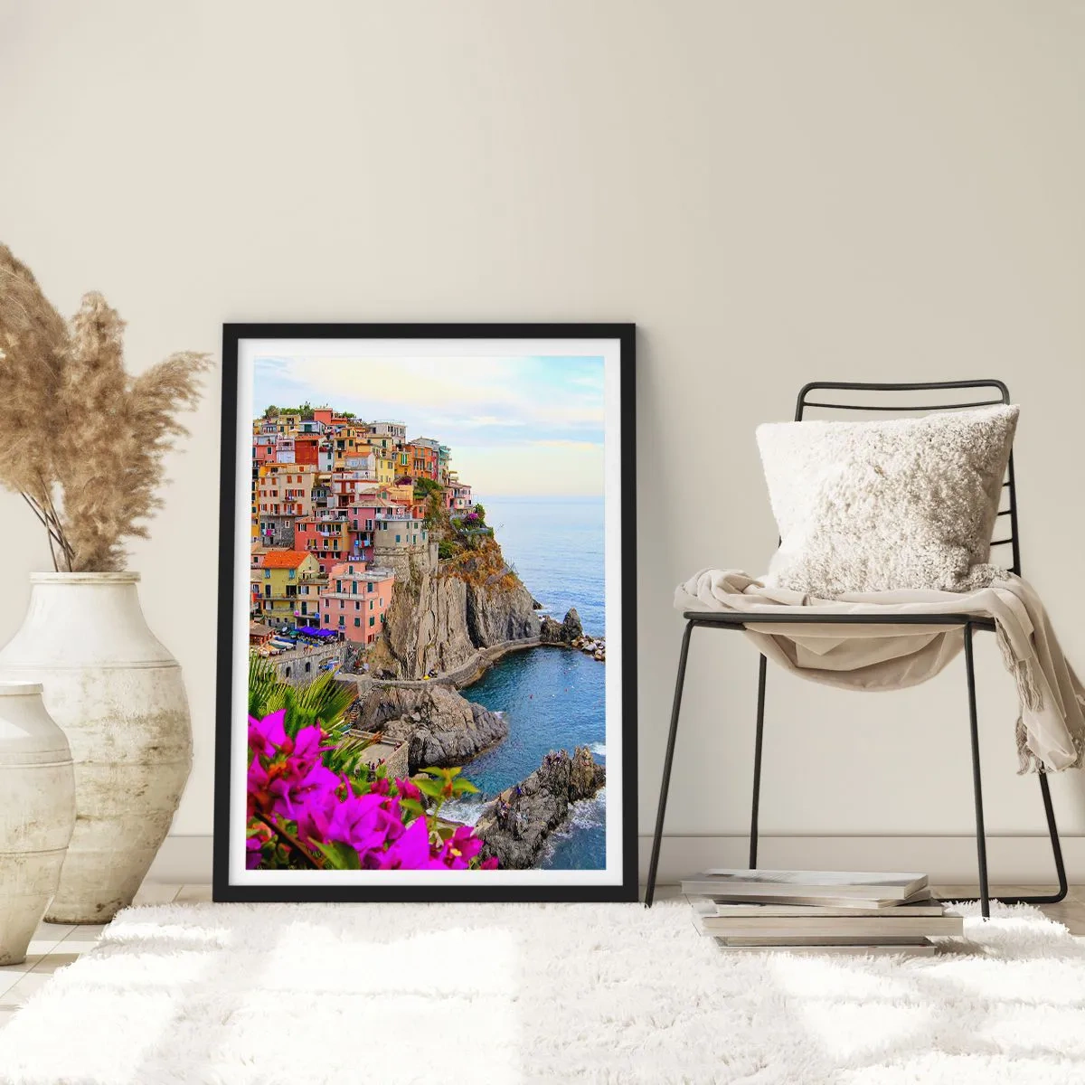Poster in einem schwarzem Rahmen - Blick auf farbenfrohe Gebäude auf einer Klippe über dem Meer - 50x70cm - Lachende Stadt - Moderne Wanddekoration für Wohnzimmer und Schlafzimmer ARTTOR