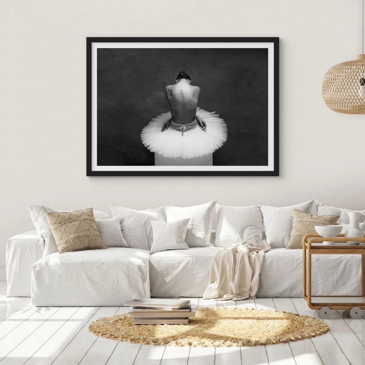 Poster in einem schwarzem Rahmen - Eine Balletttänzerin in klassischer Pose vor dunklem Hintergrund. - 70x50cm - Es blüht gerade - Moderne Wanddekoration für Wohnzimmer und Schlafzimmer ARTTOR