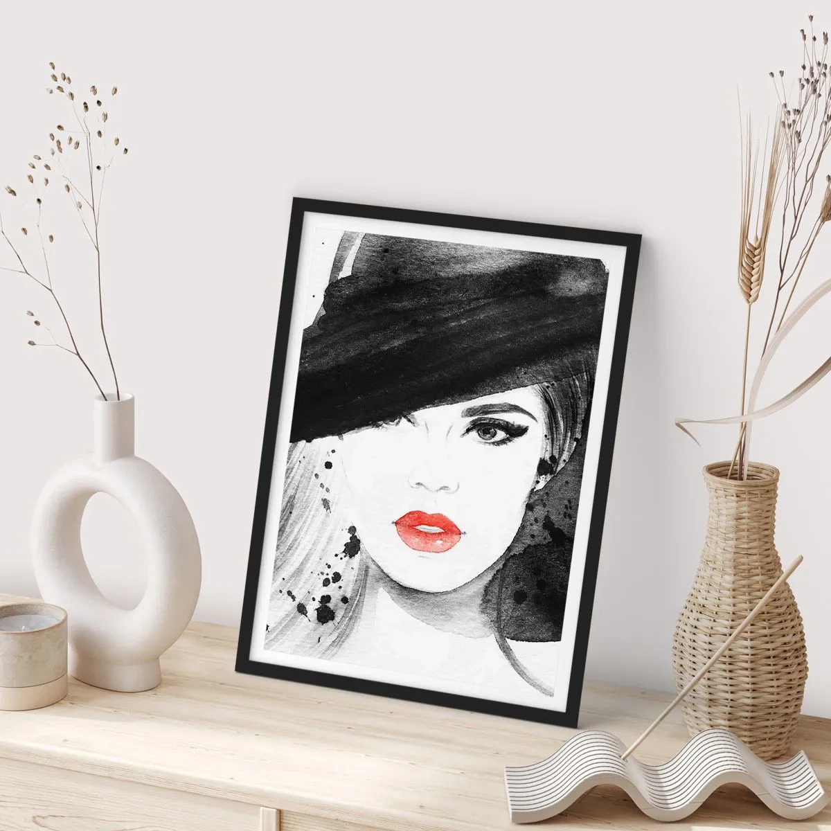 Poster in einem schwarzem Rahmen - Porträt einer Frau mit Hut und rotem Lippenakzent - 50x70cm - Frau in schwarz - Moderne Wanddekoration für Wohnzimmer und Schlafzimmer ARTTOR
