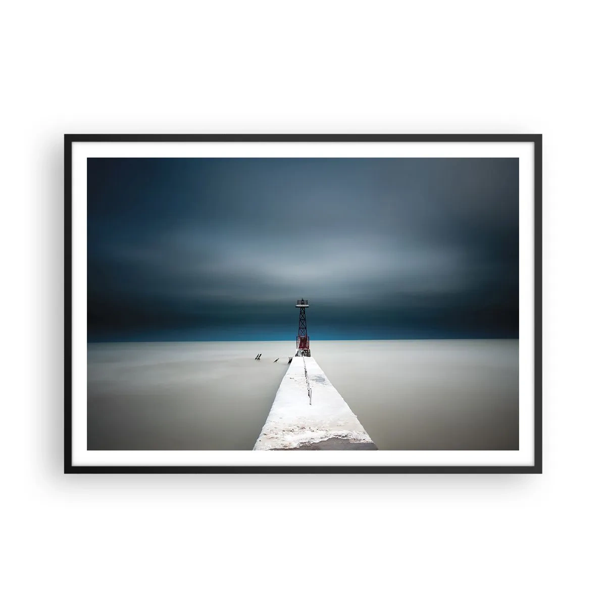 Poster in einem schwarzem Rahmen - Ein Leuchtturm am Ende eines Betonpfeilers in einer kargen Landschaft - 100x70cm - Um der Weite zu begegnen - Moderne Wanddekoration für Wohnzimmer und Schlafzimmer ARTTOR