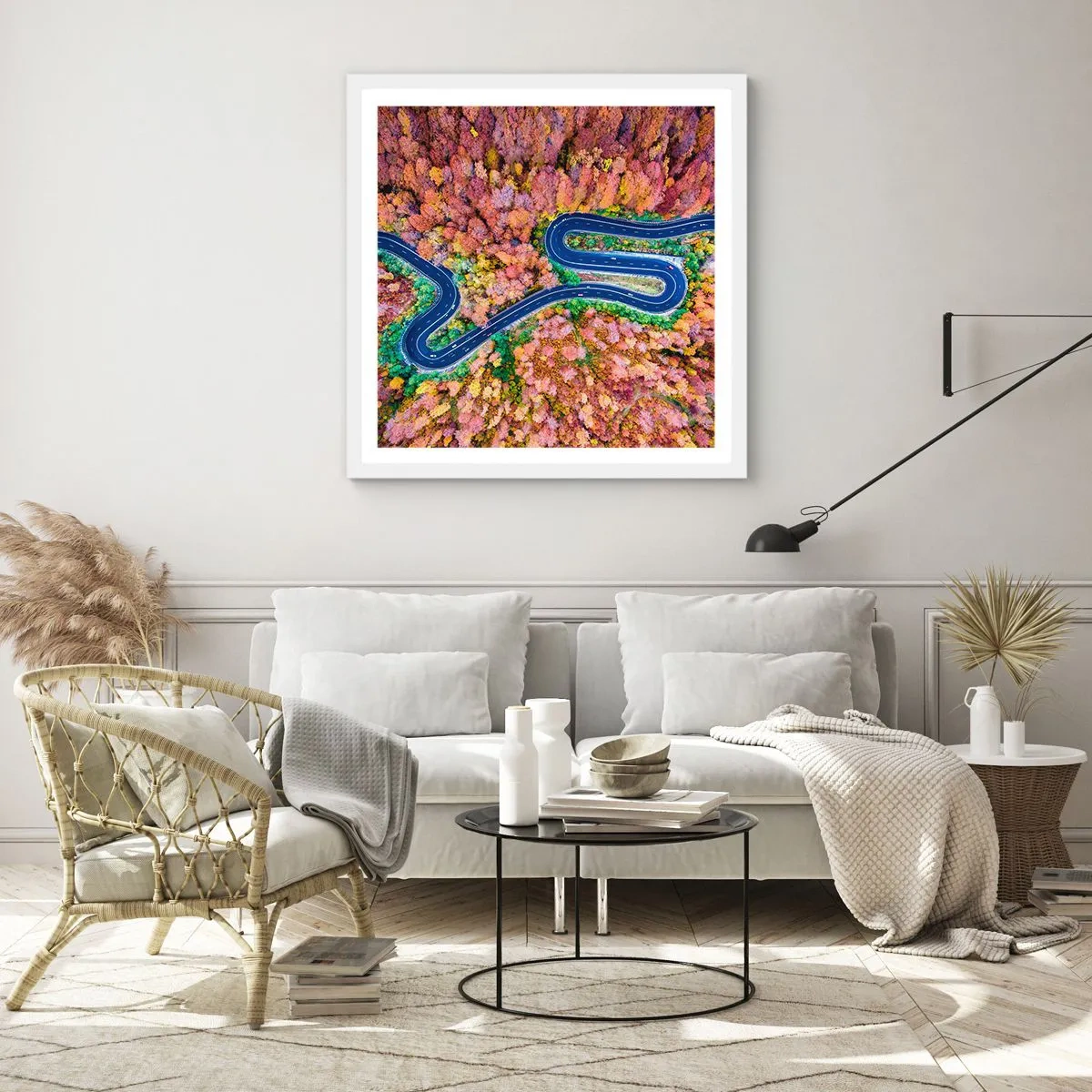 Poster in einem weißen Rahmen - Kurvenreicher Weg durch den Wald - 60x60 cm