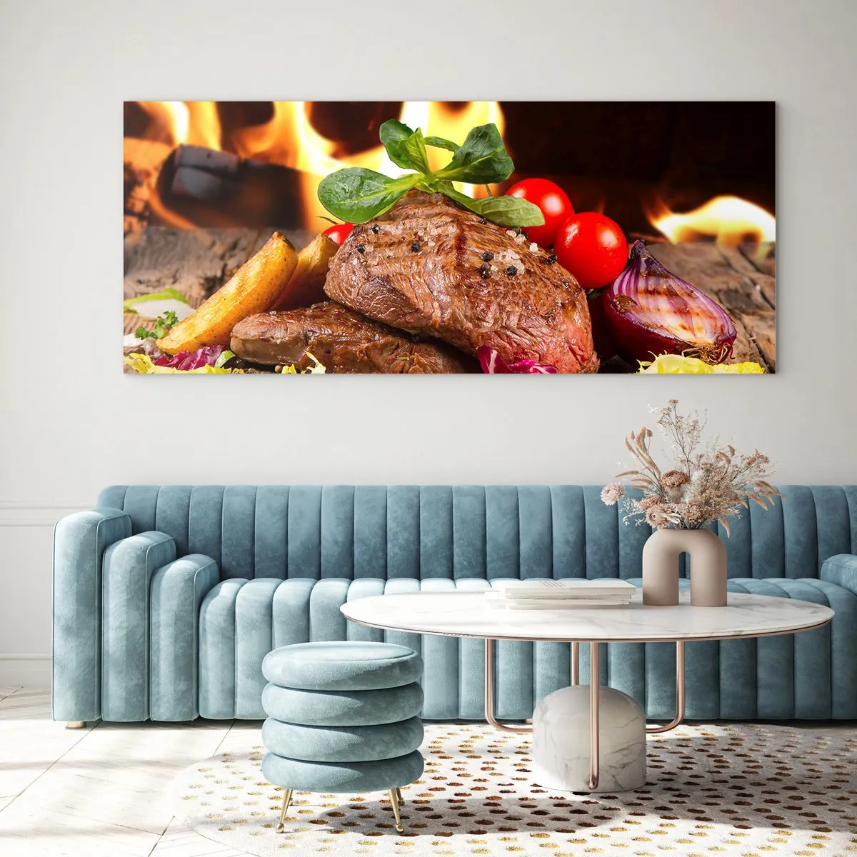 Glasbild - Bild auf glas - Gegrilltes Steak mit Beilagen vor dem Hintergrund der Flammen - 160x50cm - Von Hitze gezaubert - Moderne Wanddekoration für Wohnzimmer und Schlafzimmer ARTTOR
