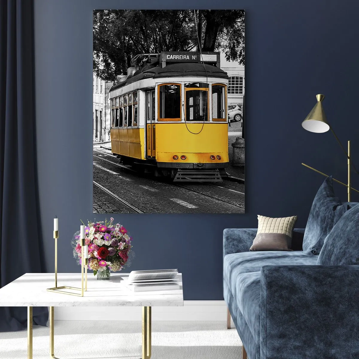 Glasbild - Bild auf glas - Eine gelbe Straßenbahn vor dem Hintergrund einer schwarz-weißen Straße - 70x100cm - Und Fado im Hintergrund - Moderne Wanddekoration für Wohnzimmer und Schlafzimmer ARTTOR