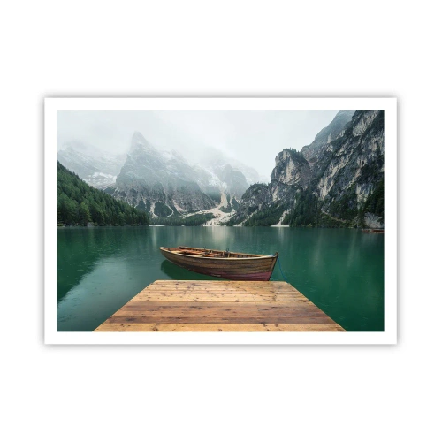 Poster - Ein Holzboot an einem Pier auf einem von Bergen umgebenen See - 100x70cm - Und die stolzen Felsen der Stirn - Moderne Wanddekoration für Wohnzimmer und Schlafzimmer ARTTOR