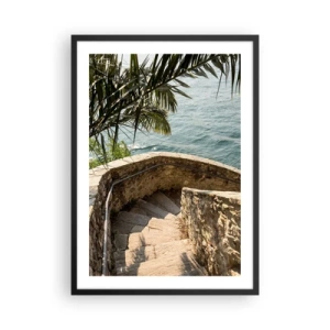 Poster in einem schwarzem Rahmen - Eine Wendeltreppe aus Stein, die zum Meer führt, gesäumt von Palmen - 50x70cm - Unter der Sonne Italiens - Moderne Wanddekoration für Wohnzimmer und Schlafzimmer ARTTOR