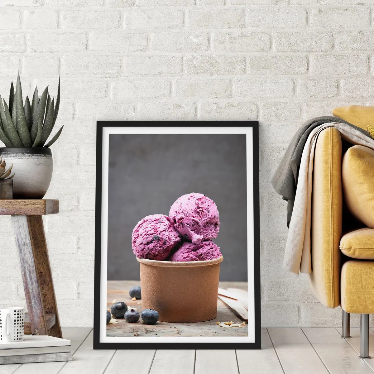 Poster in einem schwarzem Rahmen - Kugeln Blaubeereis im Pappbecher - 50x70cm - Süße und Kälte - Moderne Wanddekoration für Wohnzimmer und Schlafzimmer ARTTOR