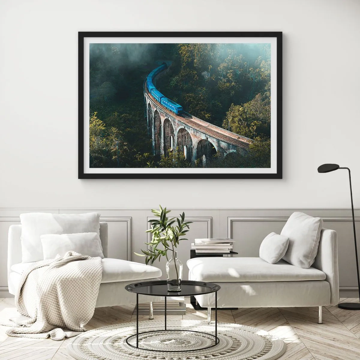 Poster in einem schwarzem Rahmen - Ein blauer Zug auf einem historischen Viadukt inmitten der Wälder - 100x70cm - Neigung zur Natur - Moderne Wanddekoration für Wohnzimmer und Schlafzimmer ARTTOR