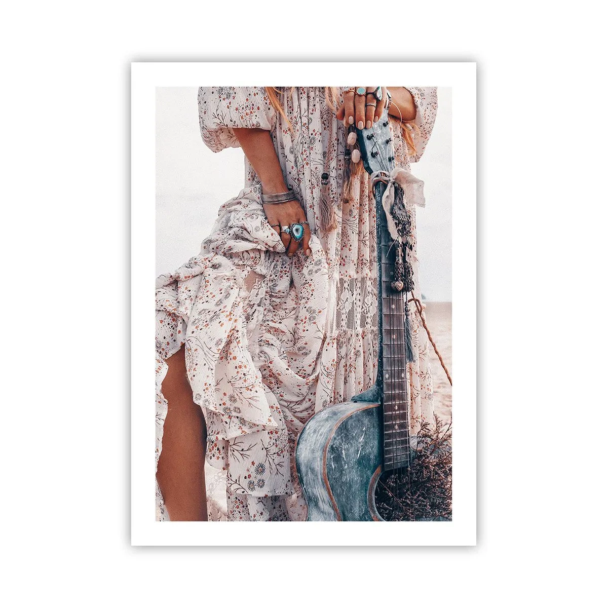 Poster - Ein Fragment eines Kleides mit Ornamenten und einer Gitarre im Boho-Stil - 50x70cm - Kinderblumen auf dem Weg - Moderne Wanddekoration für Wohnzimmer und Schlafzimmer ARTTOR