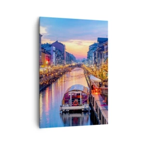 Bild auf Leinwand - Leinwandbild - Ein Kanal mit Beleuchtung, umgeben von farbenfrohen Gebäuden - 70x100cm - Ein Abend voller Licht und Spaß - Moderne Wanddekoration für Wohnzimmer und Schlafzimmer ARTTOR