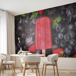 Fototapete Standard Eco - Eis am Stiel mit Erdbeeren, Heidelbeeren und Eiswürfeln - 100x70cm - So schmeckt der heiße Sommer - Moderne Wanddekoration für Wohnzimmer und Schlafzimmer ARTTOR