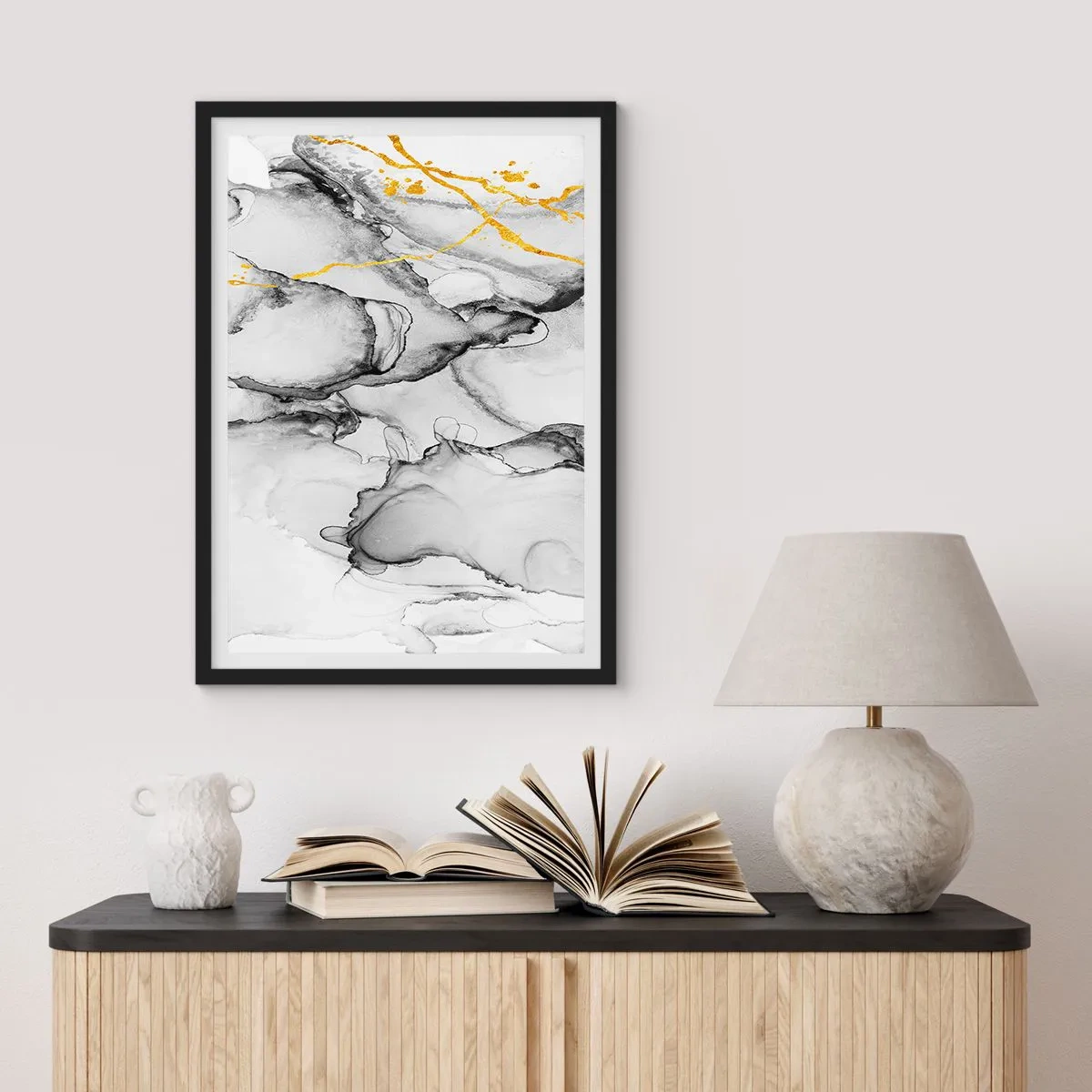 Poster in einem schwarzem Rahmen - Eine abstrakte Komposition in Grautönen mit goldenen Akzenten. - 50x70cm - Komposition mit Goldmotiv - Moderne Wanddekoration für Wohnzimmer und Schlafzimmer ARTTOR