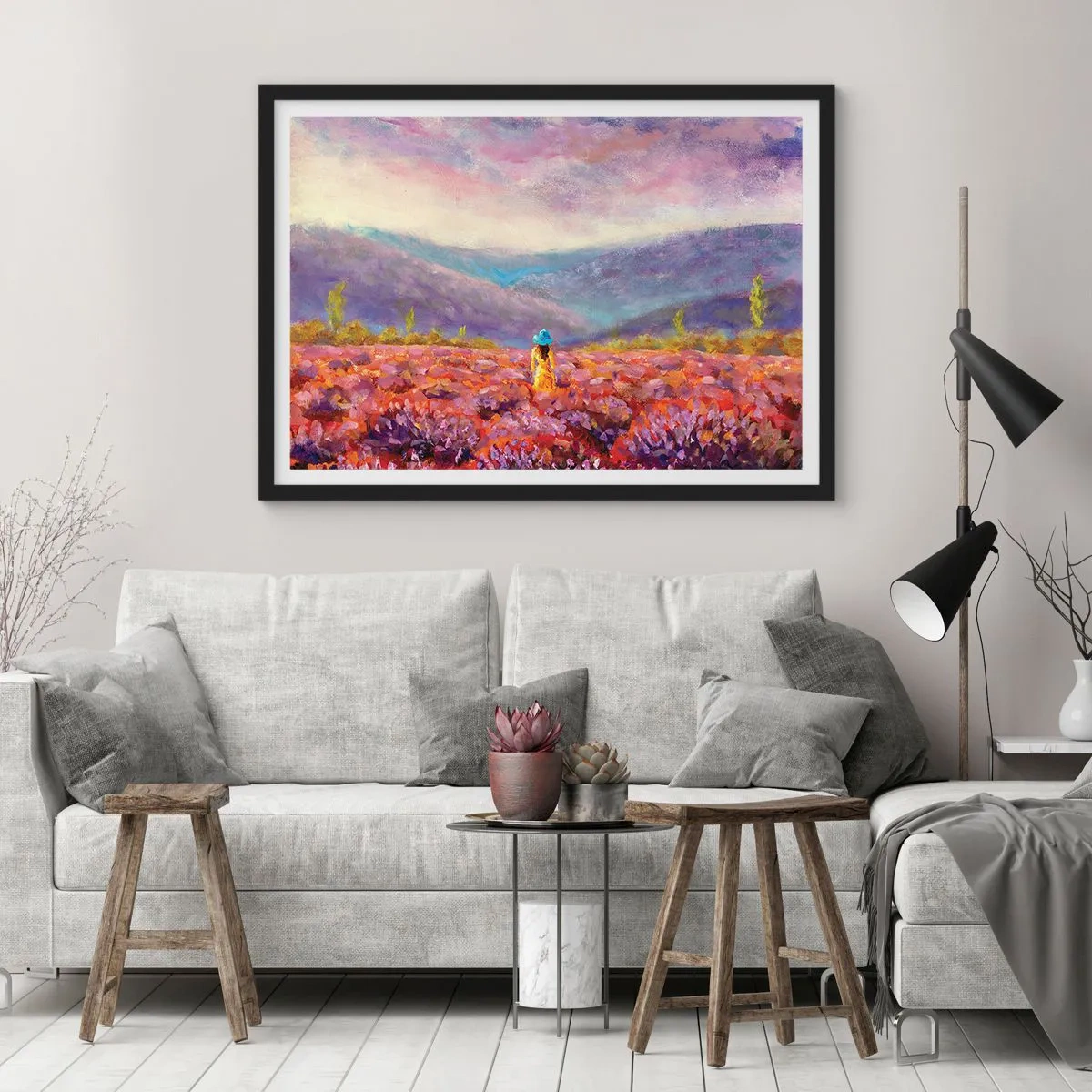 Poster in einem schwarzem Rahmen - Eine Frau mit Hut geht durch ein Lavendelfeld. - 70x50cm - In einer Lavendelwelt - Moderne Wanddekoration für Wohnzimmer und Schlafzimmer ARTTOR